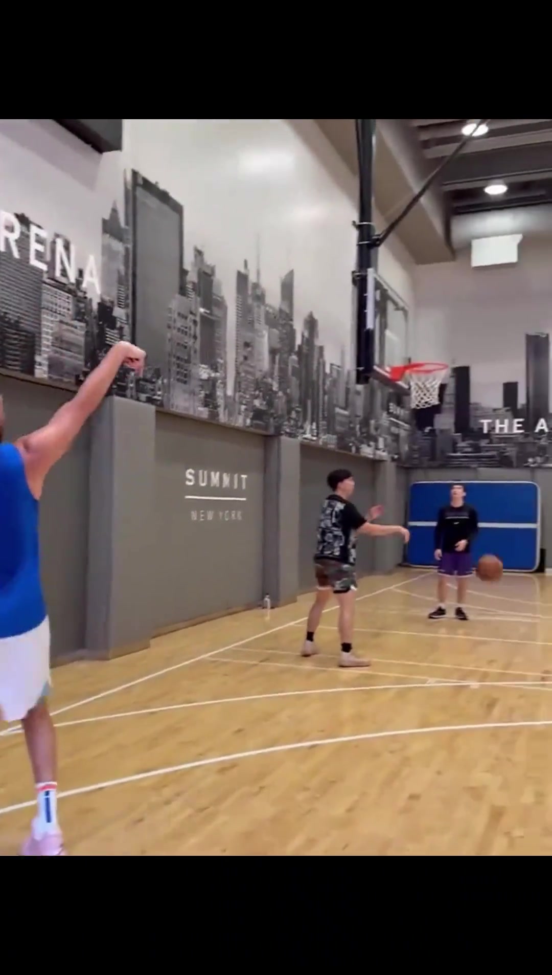 一镜到底克莱夏天近期训练连中70个三分...