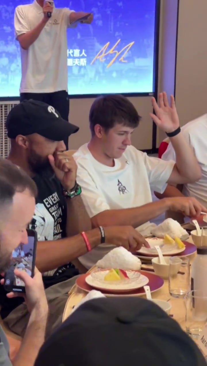 抵达厦门里夫斯与厦门球迷共进午宴看着还有点羞涩