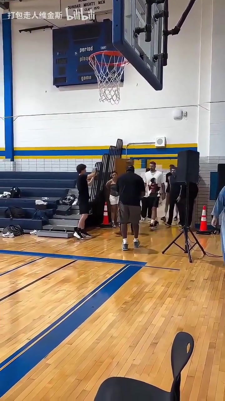 球迷的最爱东契奇看望小球迷们被团团围住真是瘦多了啊