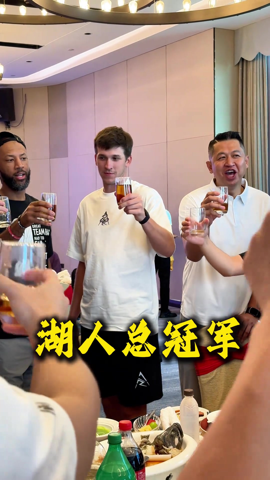 里夫斯 中国行入乡随俗学敬茶喊话湖人总冠军