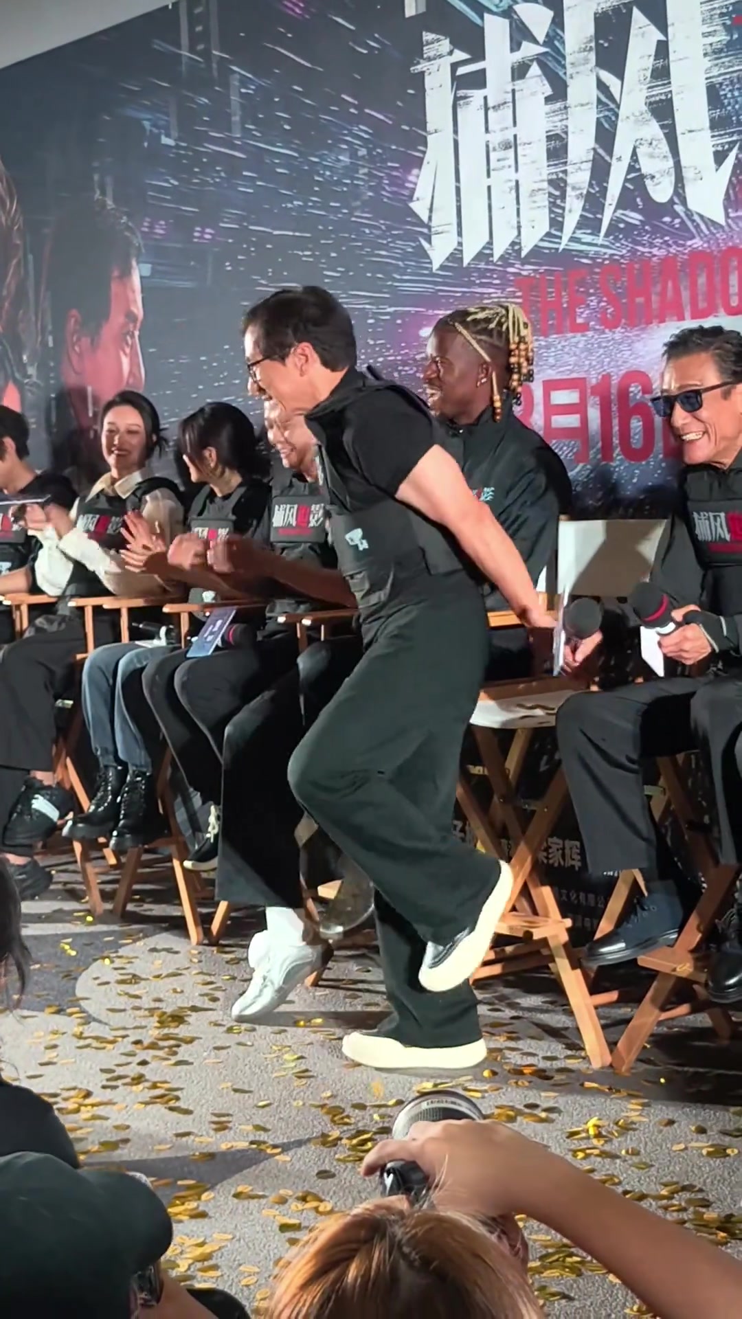 这样看咋感觉稳重的巴特勒更像老大哥 而成龙小弟一旁使劲互动