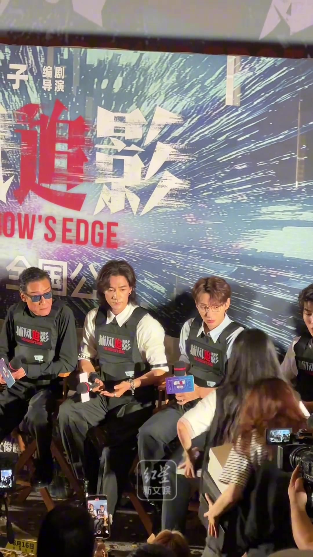 人情世故必须安排巴特勒出席成龙电影首映礼 送演员一人一双鞋