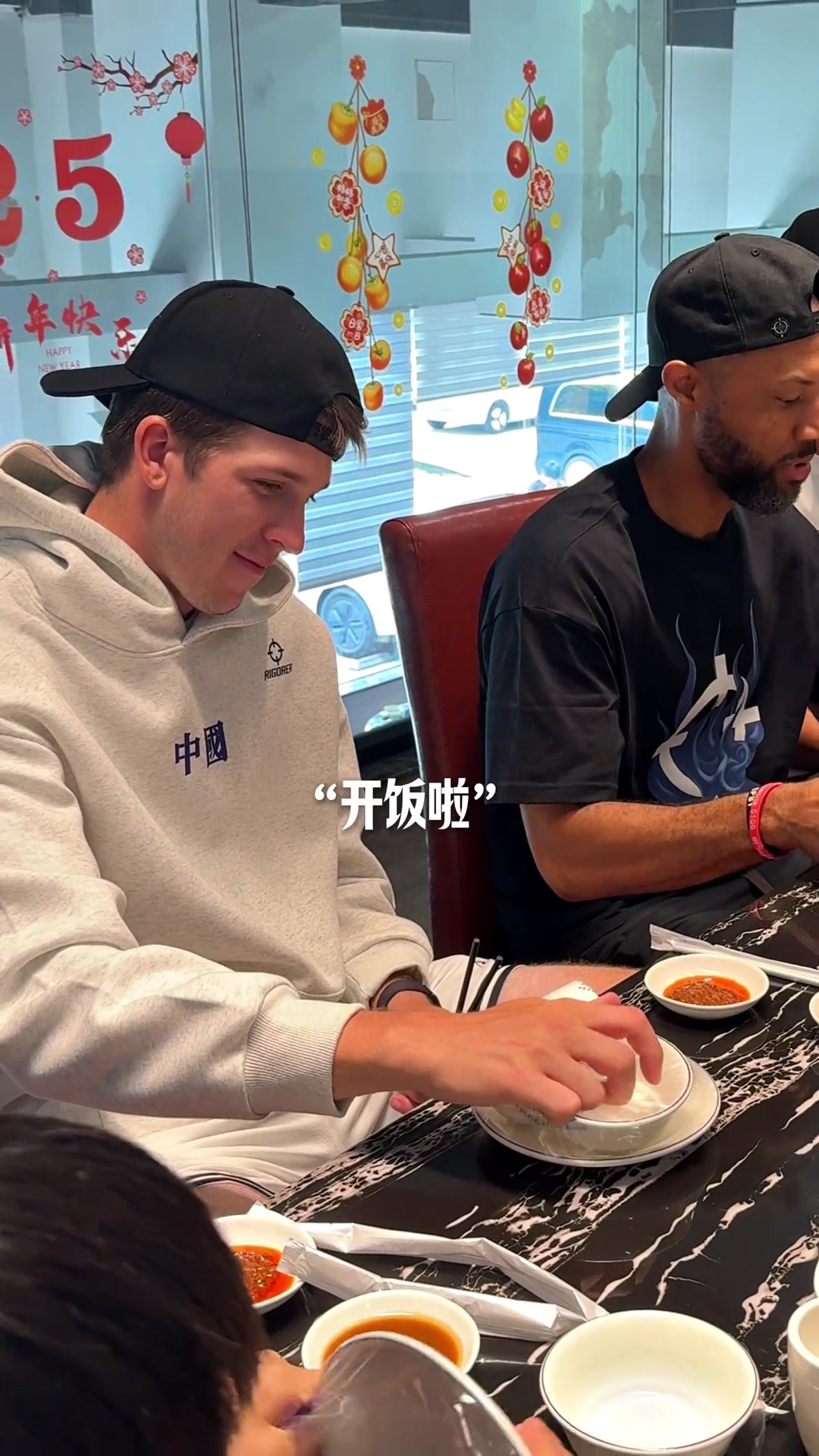 里夫斯这么夹菜谁敢挨着坐全甩别人身上去了