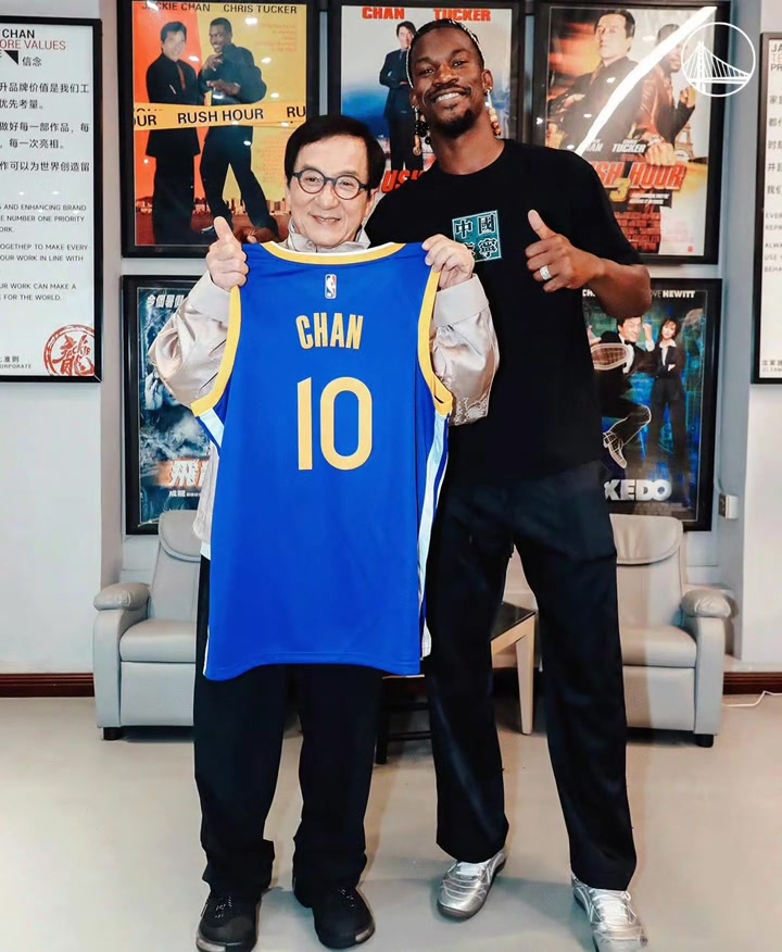 勇士今夏最强引援巴特勒赠予71岁成龙勇士10号球衣