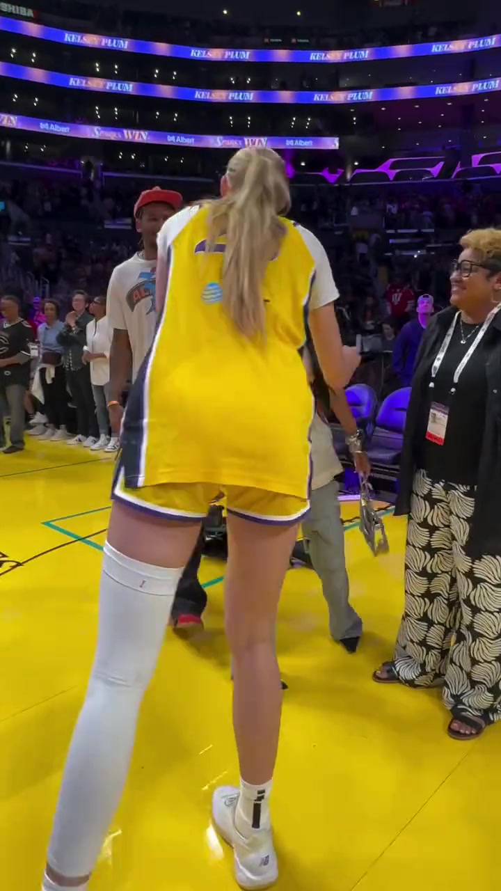 杰伦-格林带着女友观看火花队比赛 并和库里妹妹布林克拥抱