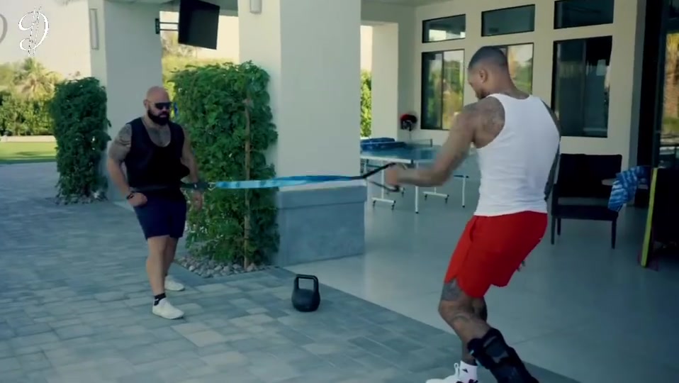 回归开拓者的利指导一刻没闲着积极进行恢复训练