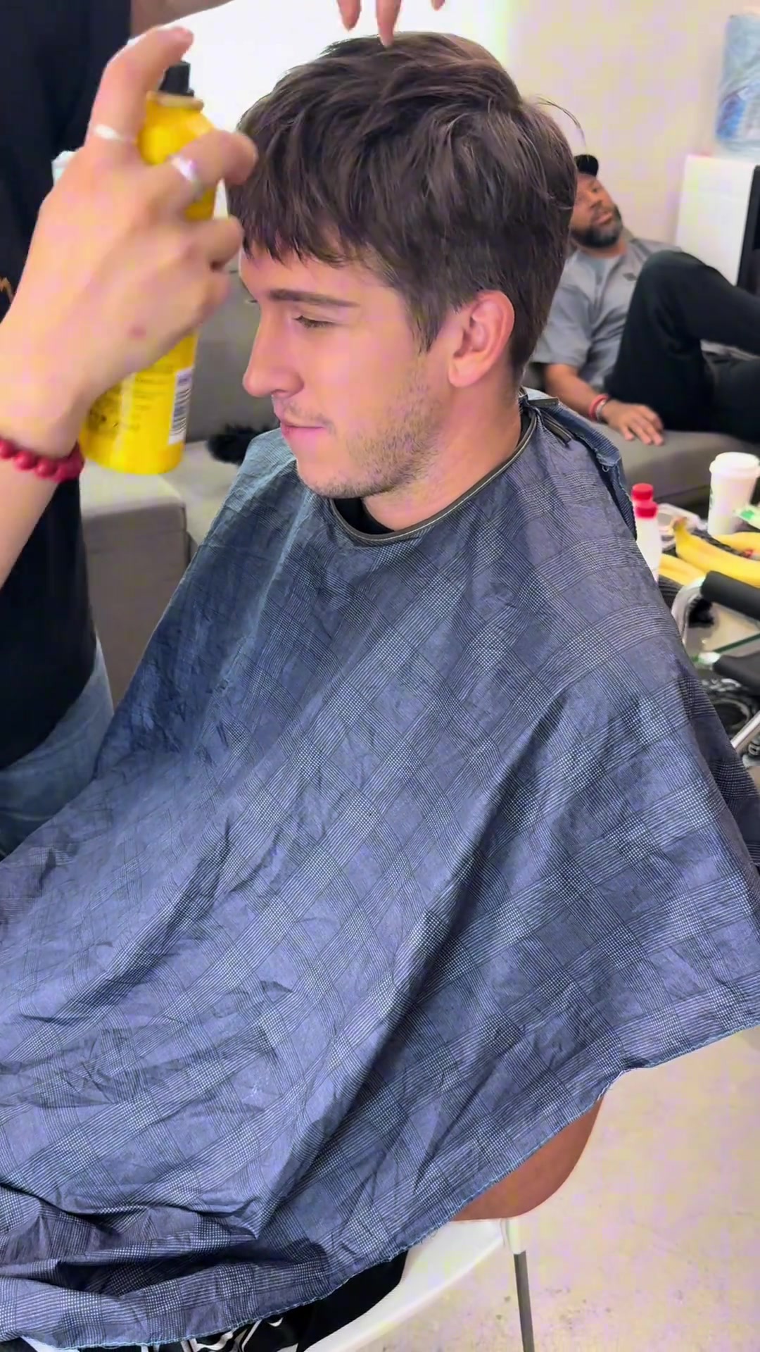 里夫斯中国行体验洗剪吹 有一说一小里颜值在NBA排得上号吧