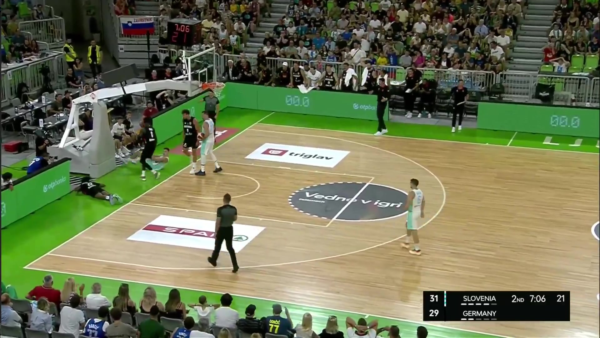 东契奇与邦加爆发口角随后马上用一记不讲理迎射三分给予回击