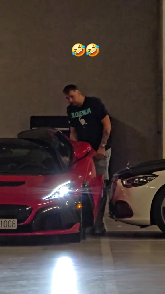 比赛结束后卢卡无法进入他的新车这让他很恼火...