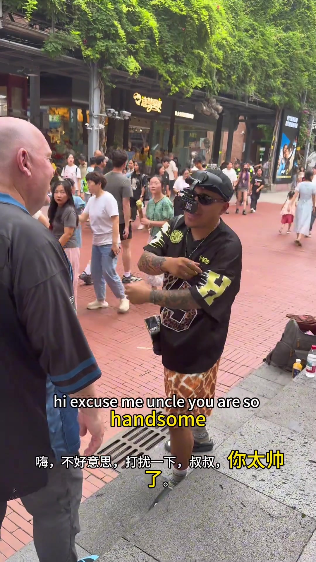 加内特的铁粉大叔居然来四川玩了还被网红逮住并秀一把街拍