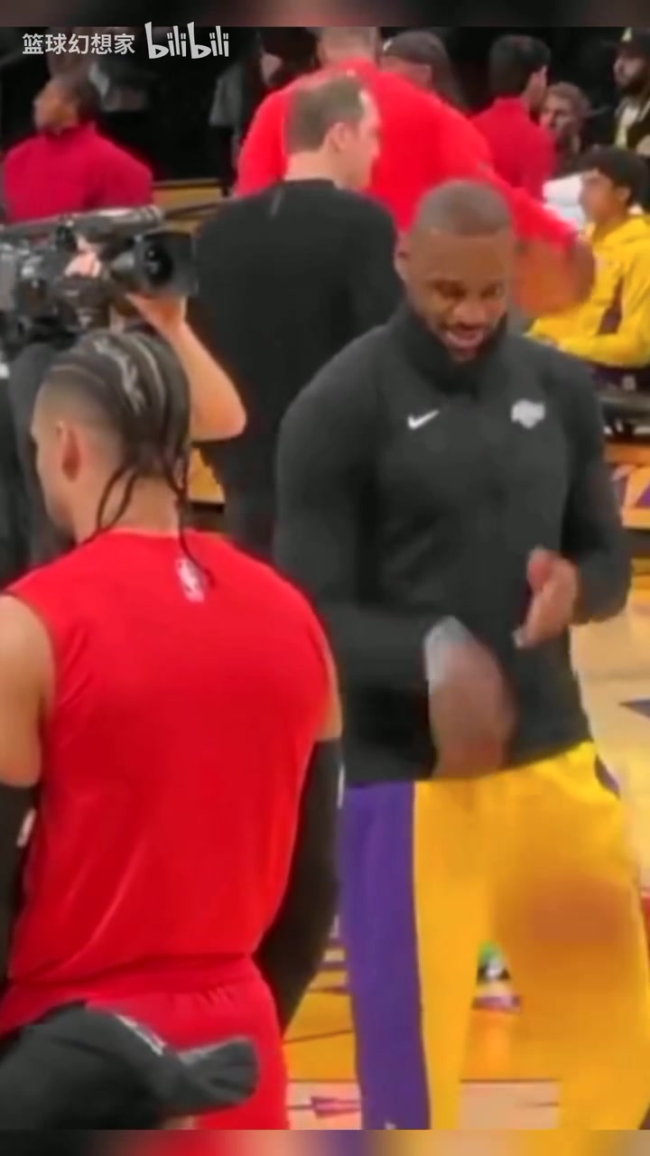真的看几遍都绷不住名场面詹姆斯看着赛前冥想的狄龙