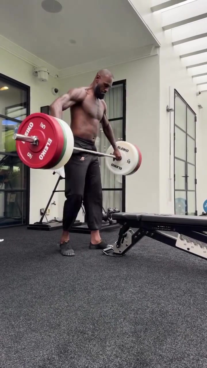 顶级自律詹姆斯在家健身