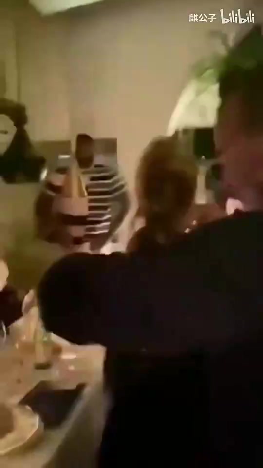 真嗨啊詹姆斯昔日在吹牛老爹的私人派对上随着歌曲翩翩起舞