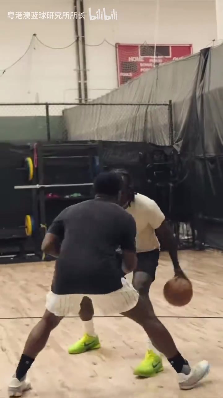 谁会上首发呢开拓者后卫霍勒迪亨德森休赛期训练视频