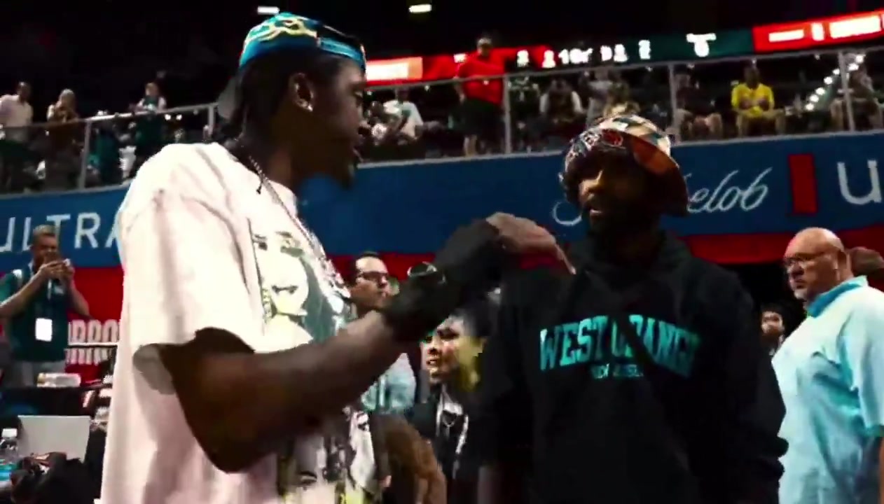 欧文询问杰伦威你一直在处理手腕伤势吗你像个混蛋一样反弹了