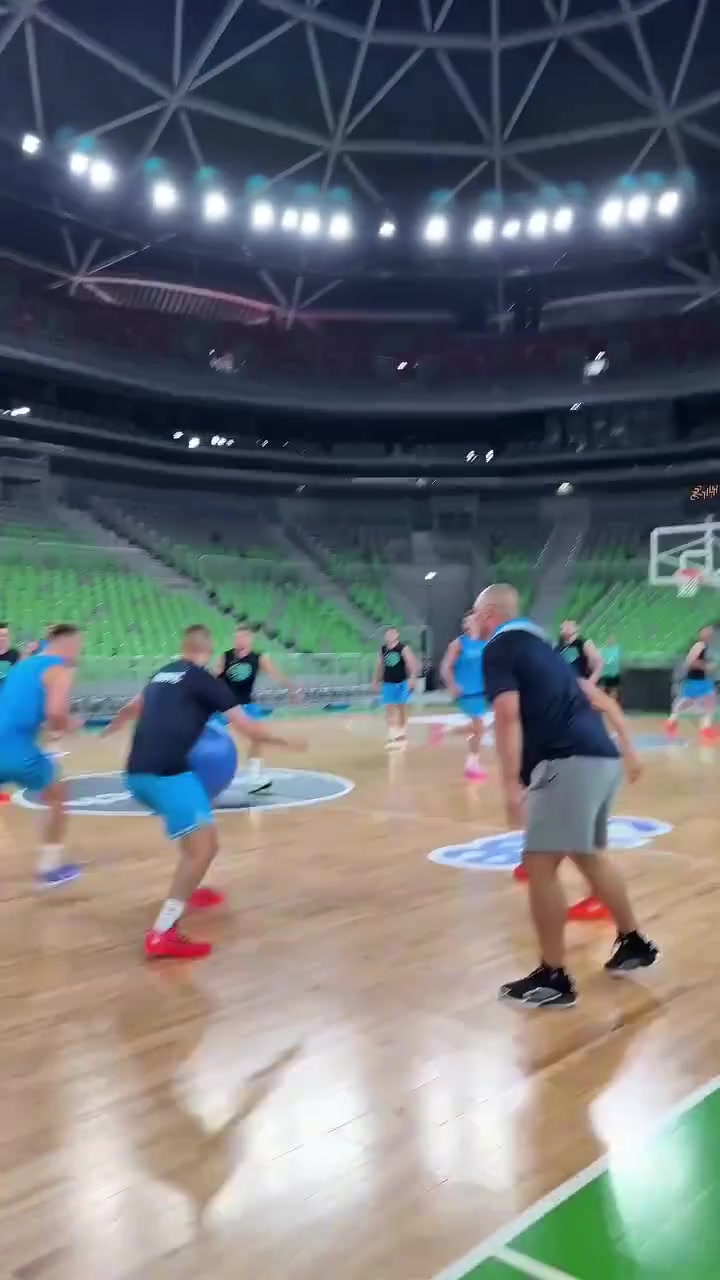 小胖子会玩东契奇带斯洛文尼亚队友用瑜伽球训练