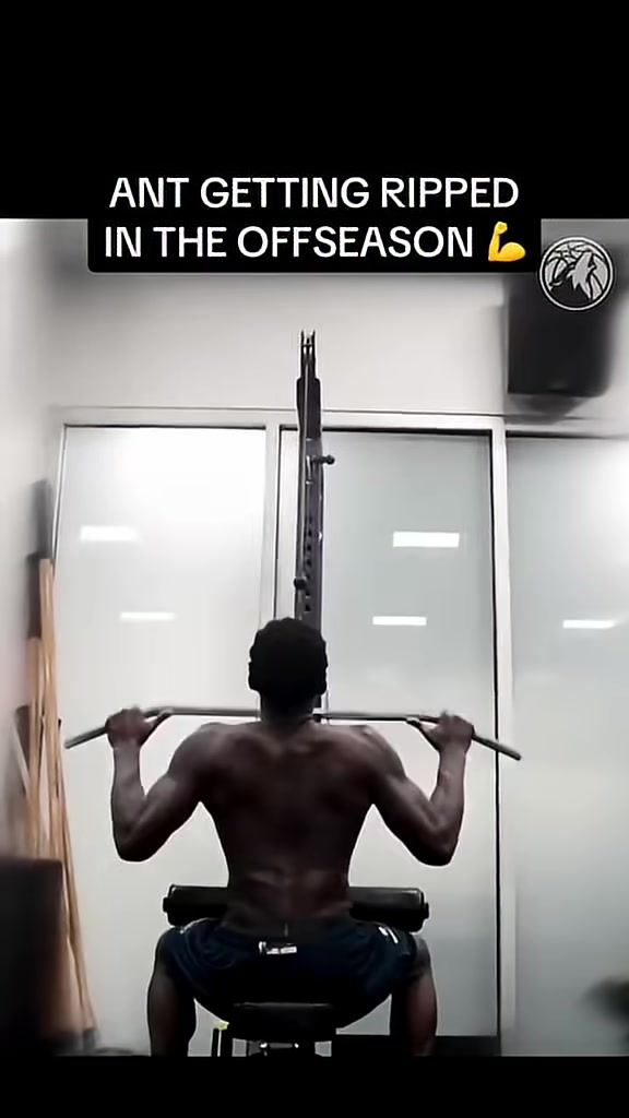 这肌肉线条真是实打实练出来的爱德华兹晒休赛期训练碎片