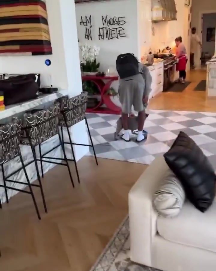 詹姆斯很兴奋布莱斯从学校回来留起了胡子越看越像老詹了