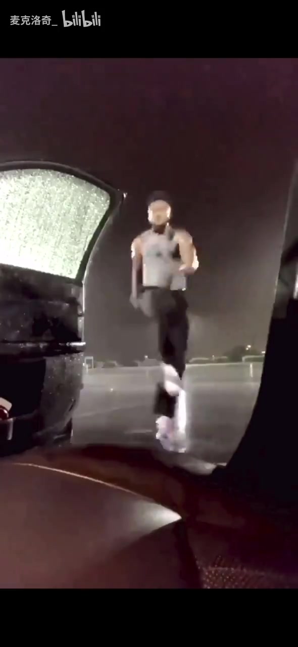 真的是很难相信当年杰伦布朗雨中的热舞视频年轻真好