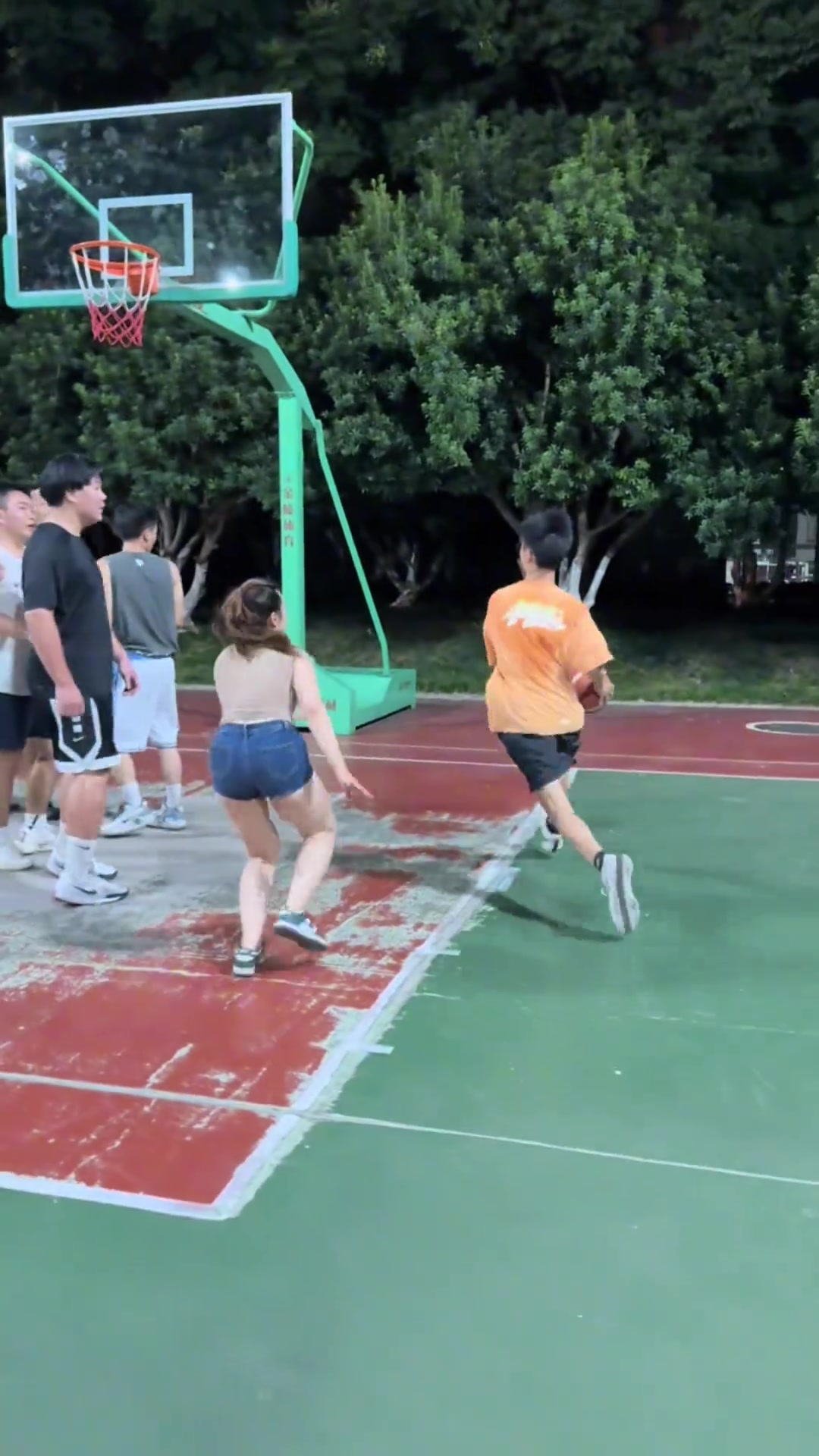 网红卡戴鹿在线约球晚上了兄弟还不出来打球