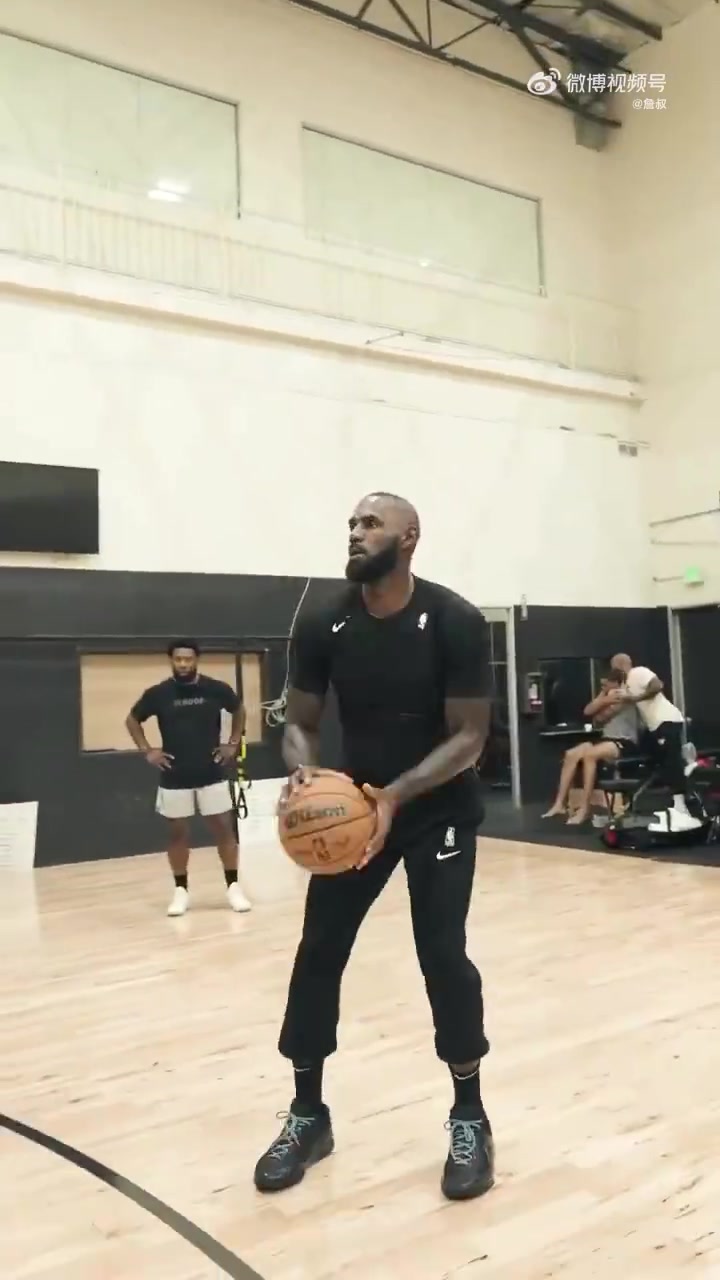 给东契奇安排的射手已在阵中詹姆斯又加练三分啦命中率很高