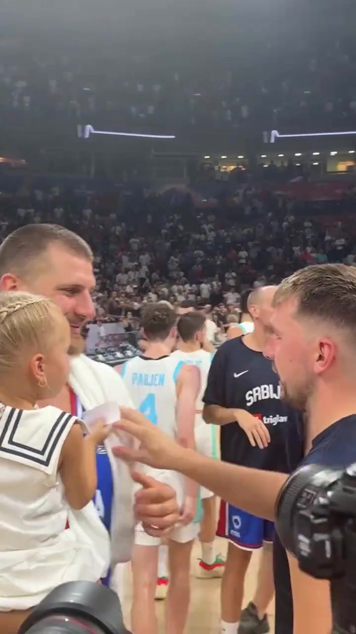 塞尔维亚热身赛34分大胜斯洛文尼亚 约基奇女儿赛后击掌东契奇