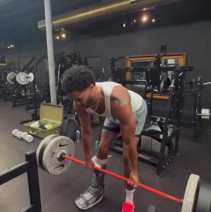 够拼的塔图姆还未痊愈 穿着保护靴也要练上肢力量