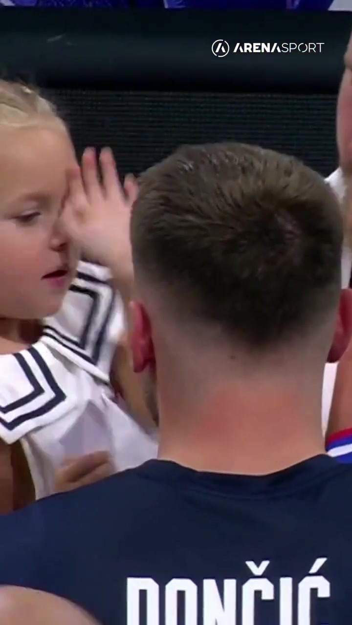 本来是一家人塞尔维亚击败斯洛文尼亚 约基奇赛后亲吻东契奇