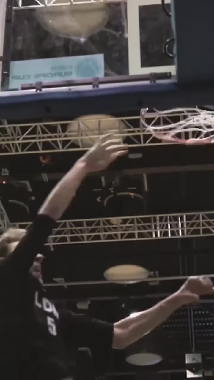 身体素质还行湖人签下白人中锋凯利这大风车暴扣很轻松啊