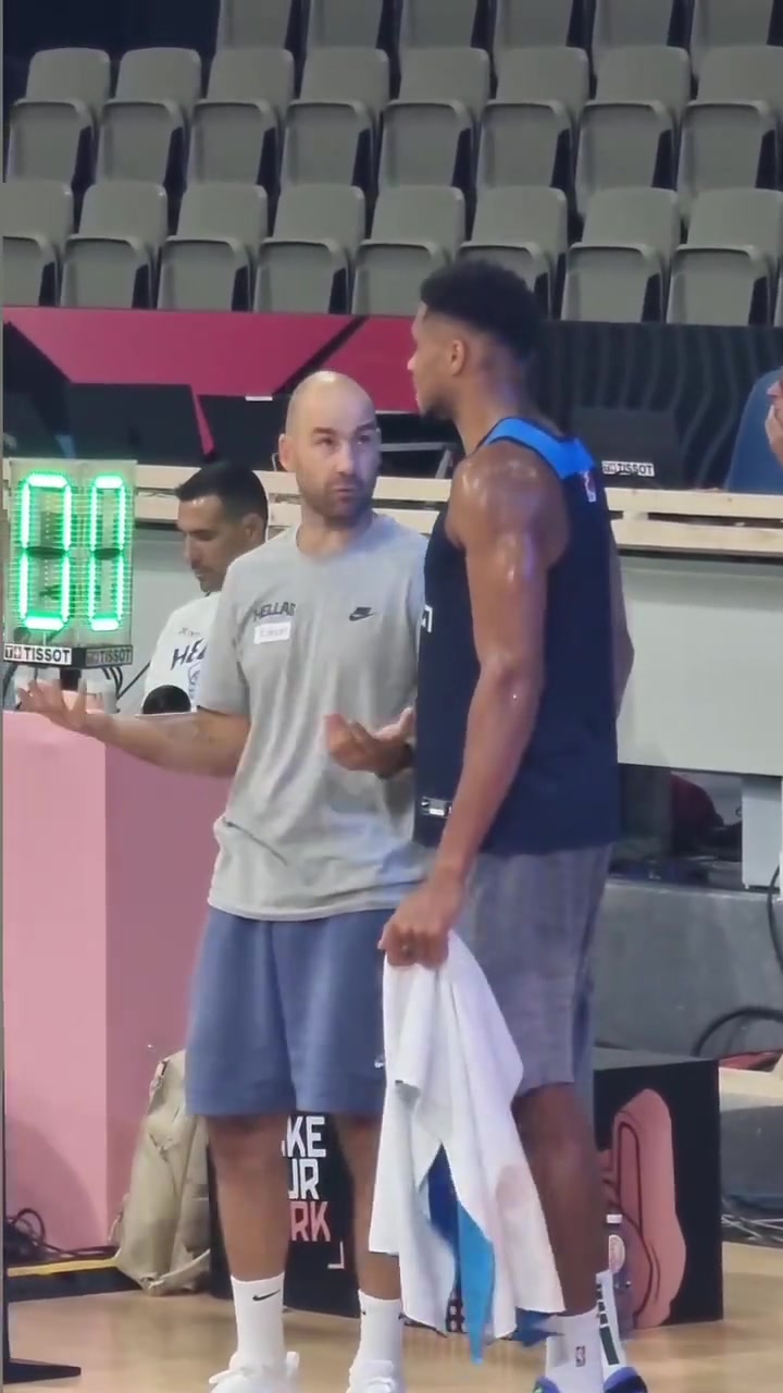 火蜜都认识吧当年的斯潘诺里斯如今成了执教字母哥的希腊主帅