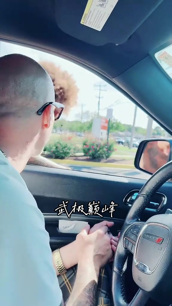 混成这样了曾经詹姆斯的队友德隆蒂韦斯特向等候红灯的路人乞讨