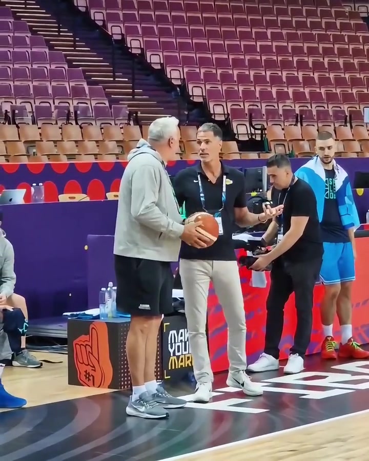 团队宠儿珍妮巴斯和佩林卡现场支持东契奇