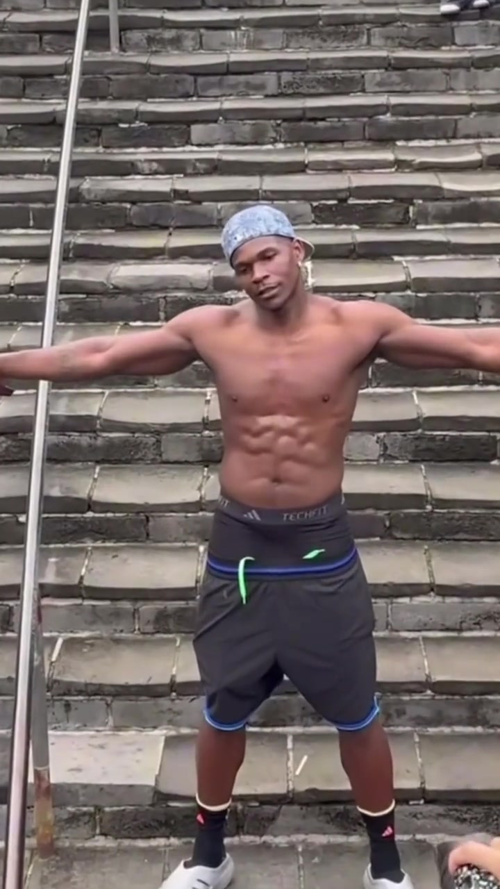 经典西海岸穿搭华子中国行登长城 裤子拉到内裤都露出来