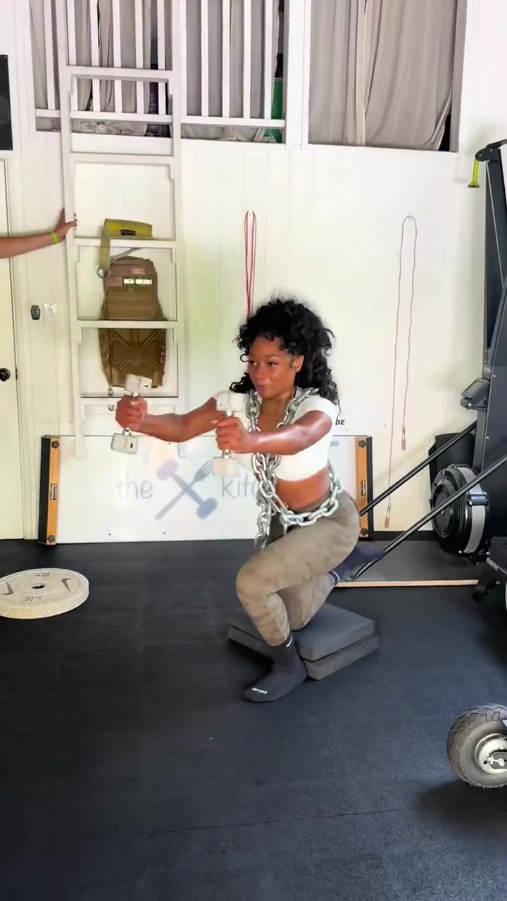 克莱和女友一起健身 这才是情侣应该有的样子吧