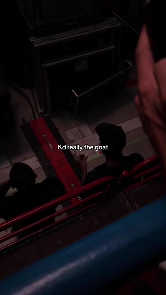 小日子过得不错的小帅杜兰特一边看演唱会一边还点上了