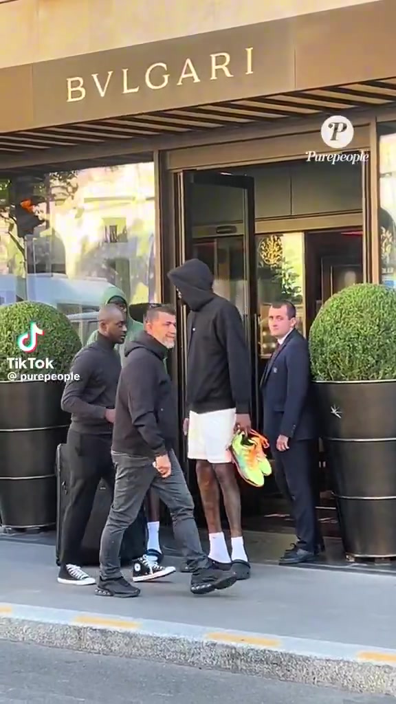 这该死的气质杜小帅现身巴黎街头上身连帽衫下身短裤