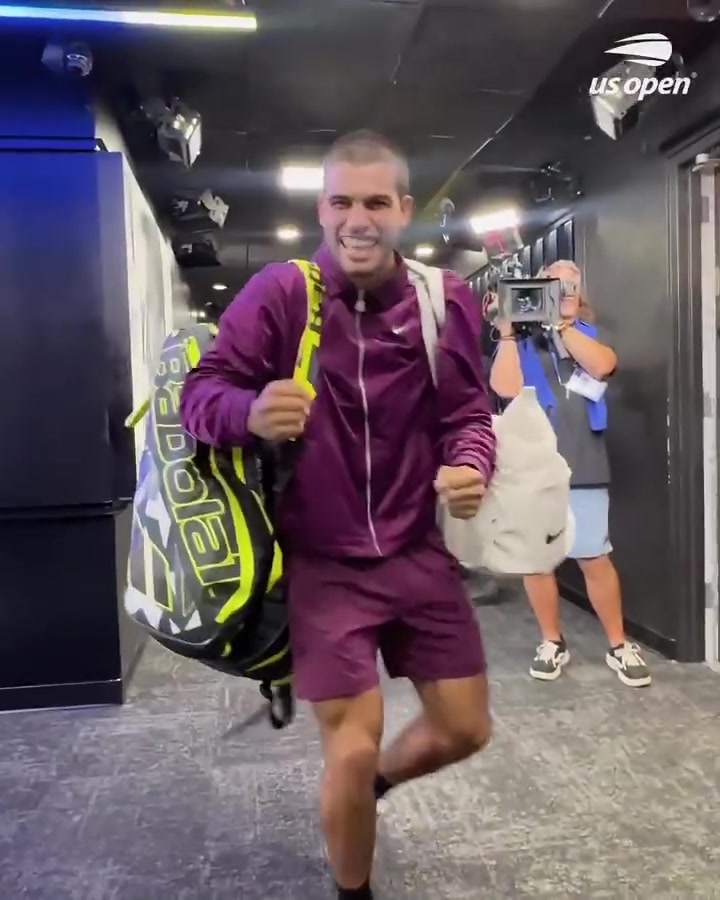 美网半决赛后阿卡与巴特勒拥抱看起来像个小卡拉米