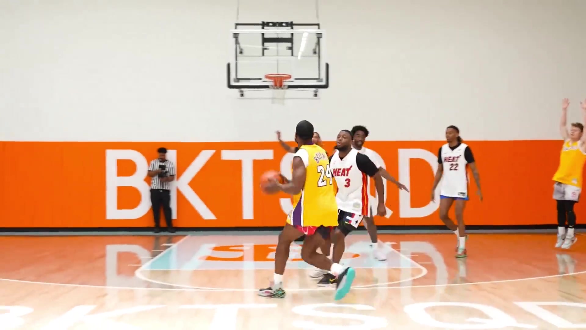 韦德重现科比当年在他头上标志性绝杀