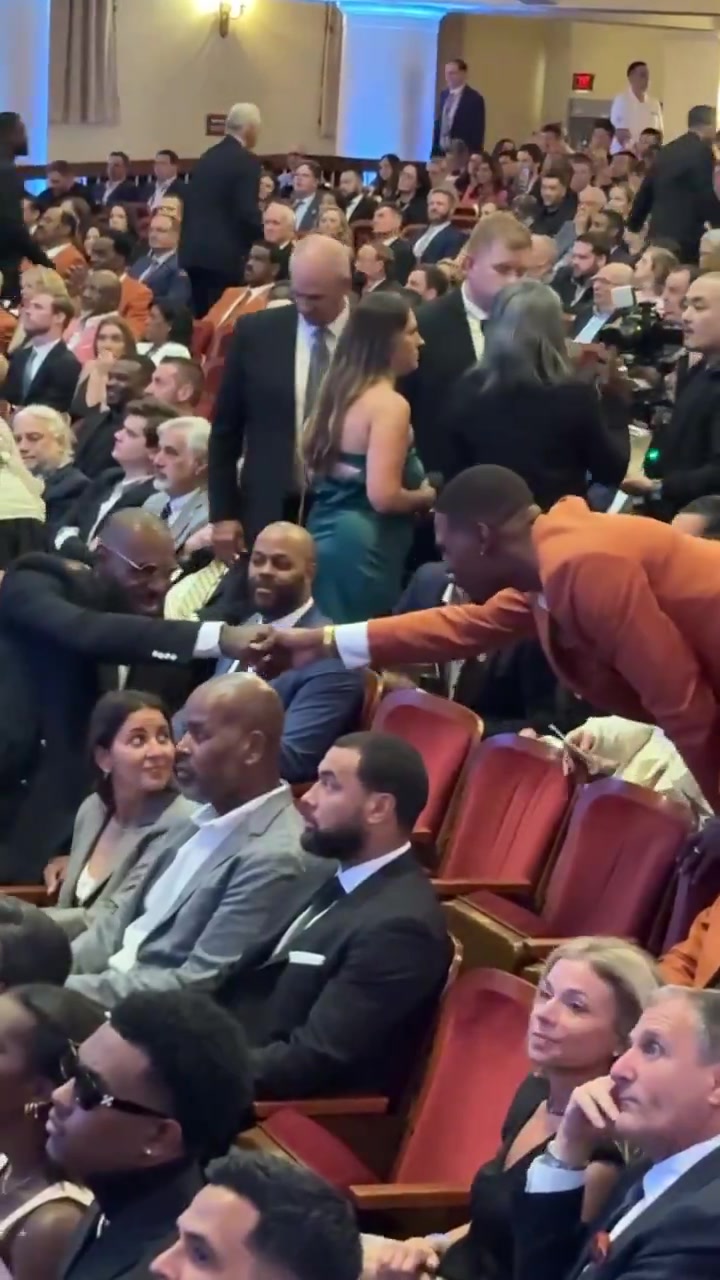 老搭档詹姆斯抵达名人堂现场与前队友波什开心握手