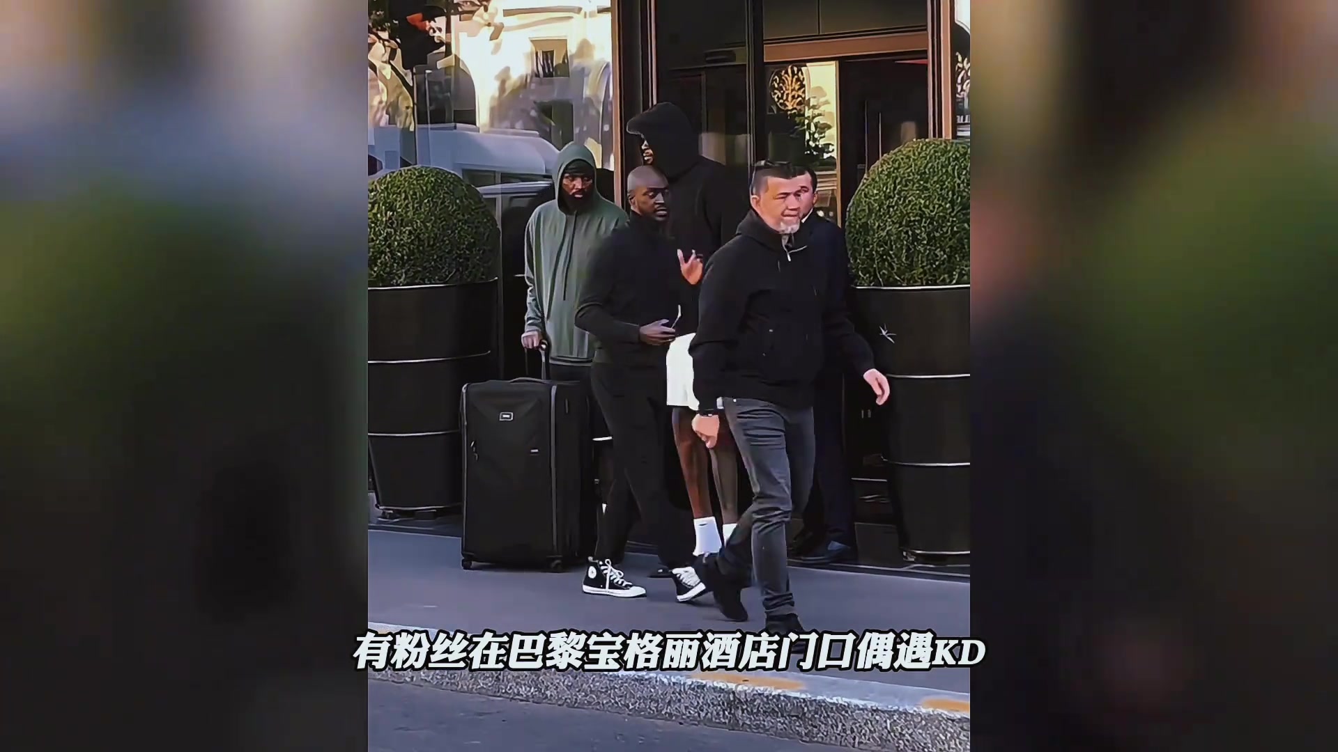 什么叫球痴啊阿杜到哪都不忘练球也玩虚空运球