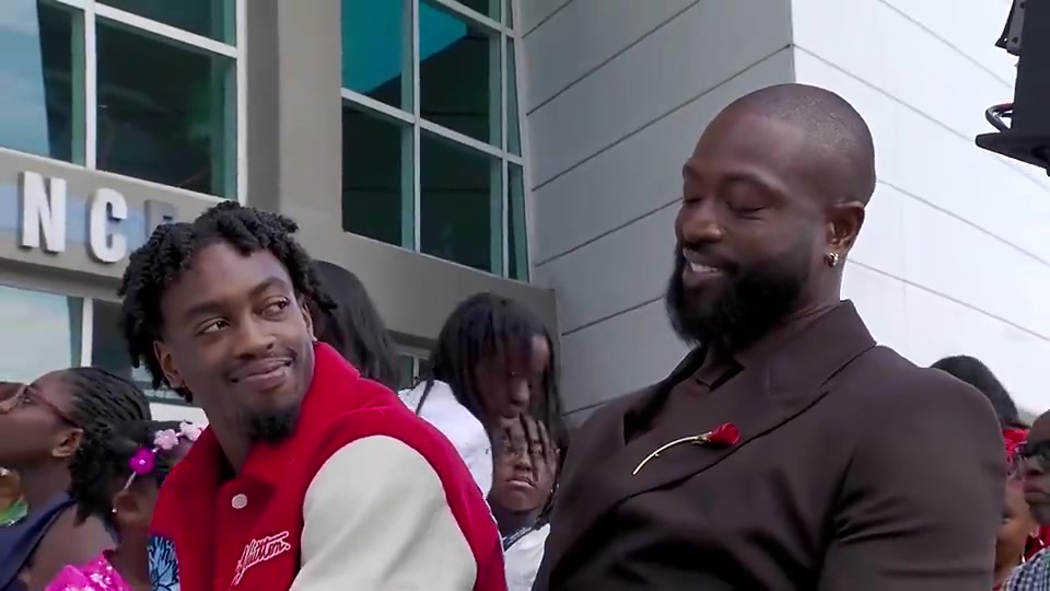 实在太搞了韦德此前看到自己的雕像时忍不住不断摇头