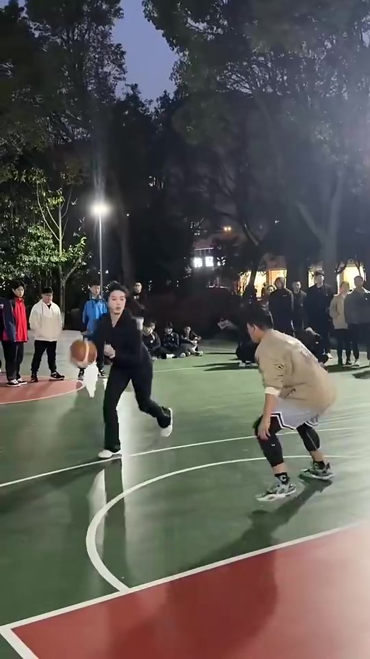 吧友们如果你和肘姐来一场1v1真的能防住她么