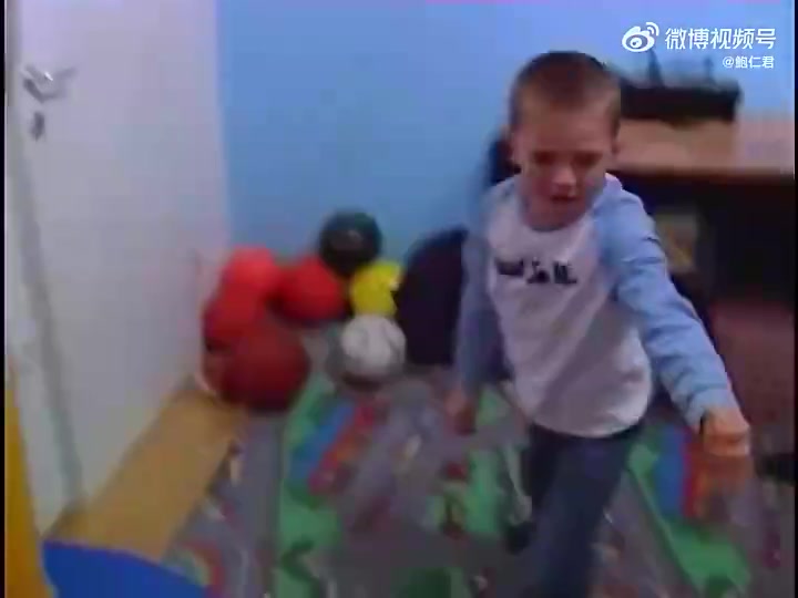 年龄差东契奇小时候家中打球录像那时候詹姆斯已经在打NBA