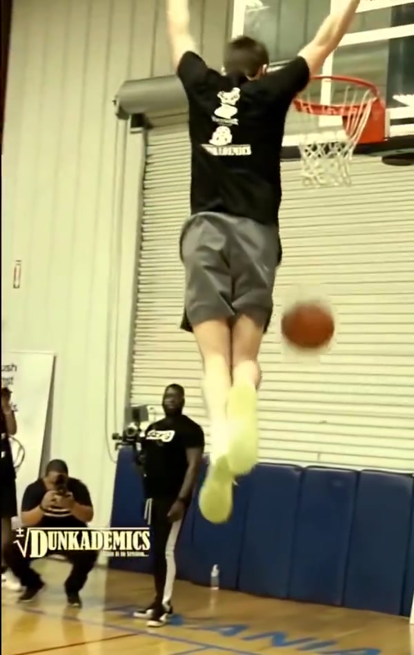 空中跳起将球砸地反弹接球扣篮这个扣篮创意真滴是脑洞大开啊