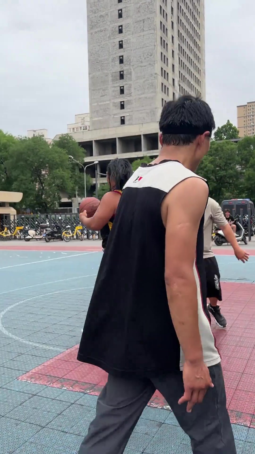 这是故意黑吧野球场一位身穿詹姆斯23号的壮汉猛男突破上篮