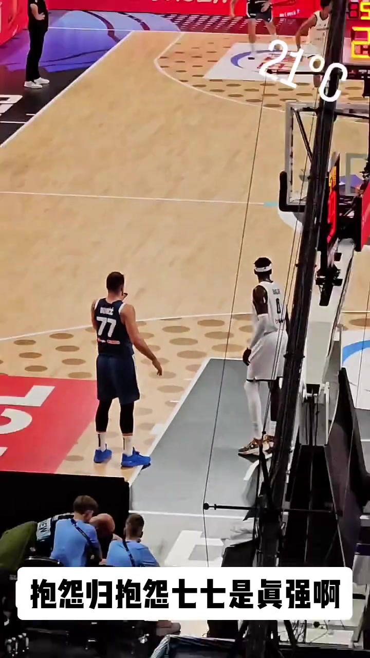 现场网友晒东契奇摊手不满判罚抱怨归抱怨 77是真强