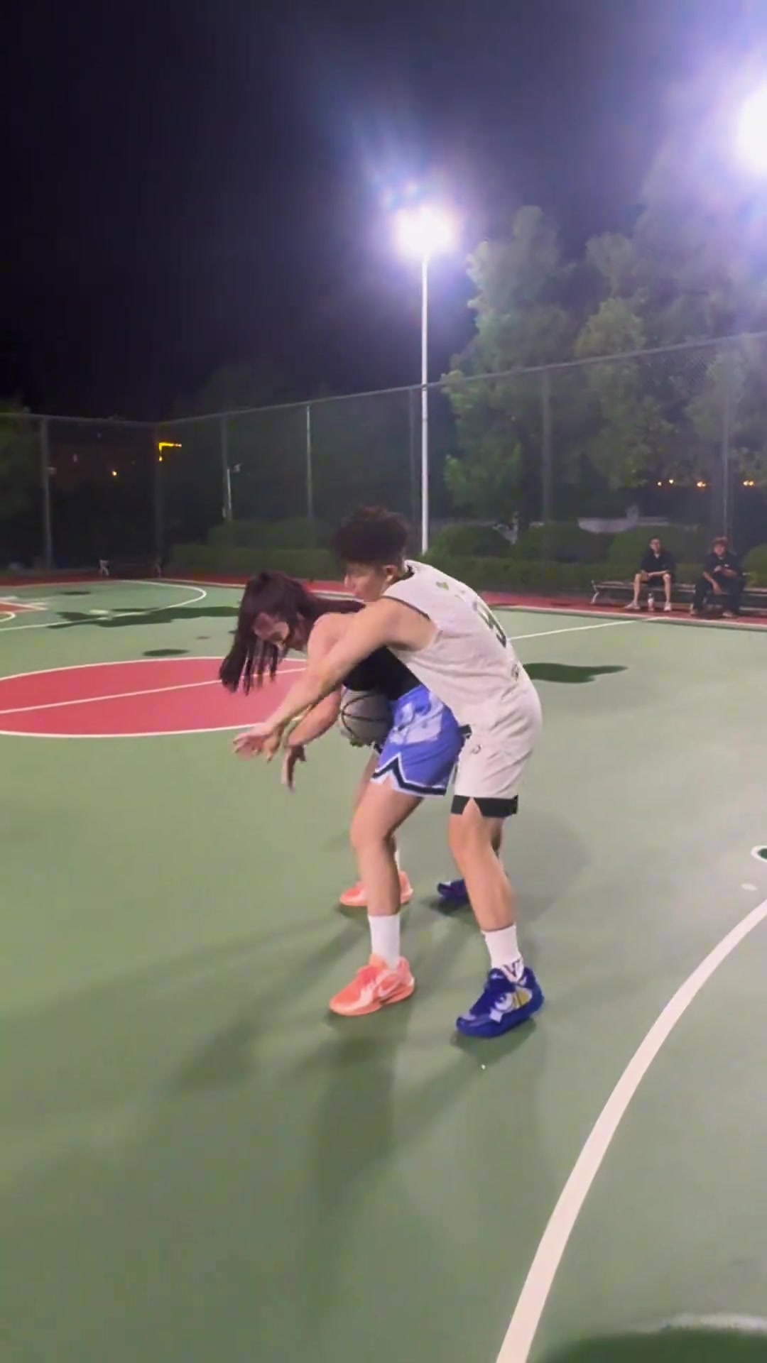 女版詹姆斯小姐姐野球场单挑直接挂着小伙上篮打进