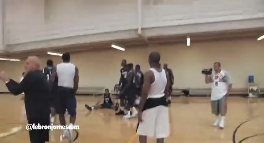 一切都是缘分名场面09年詹姆斯在训练营指导年轻的库里哈登