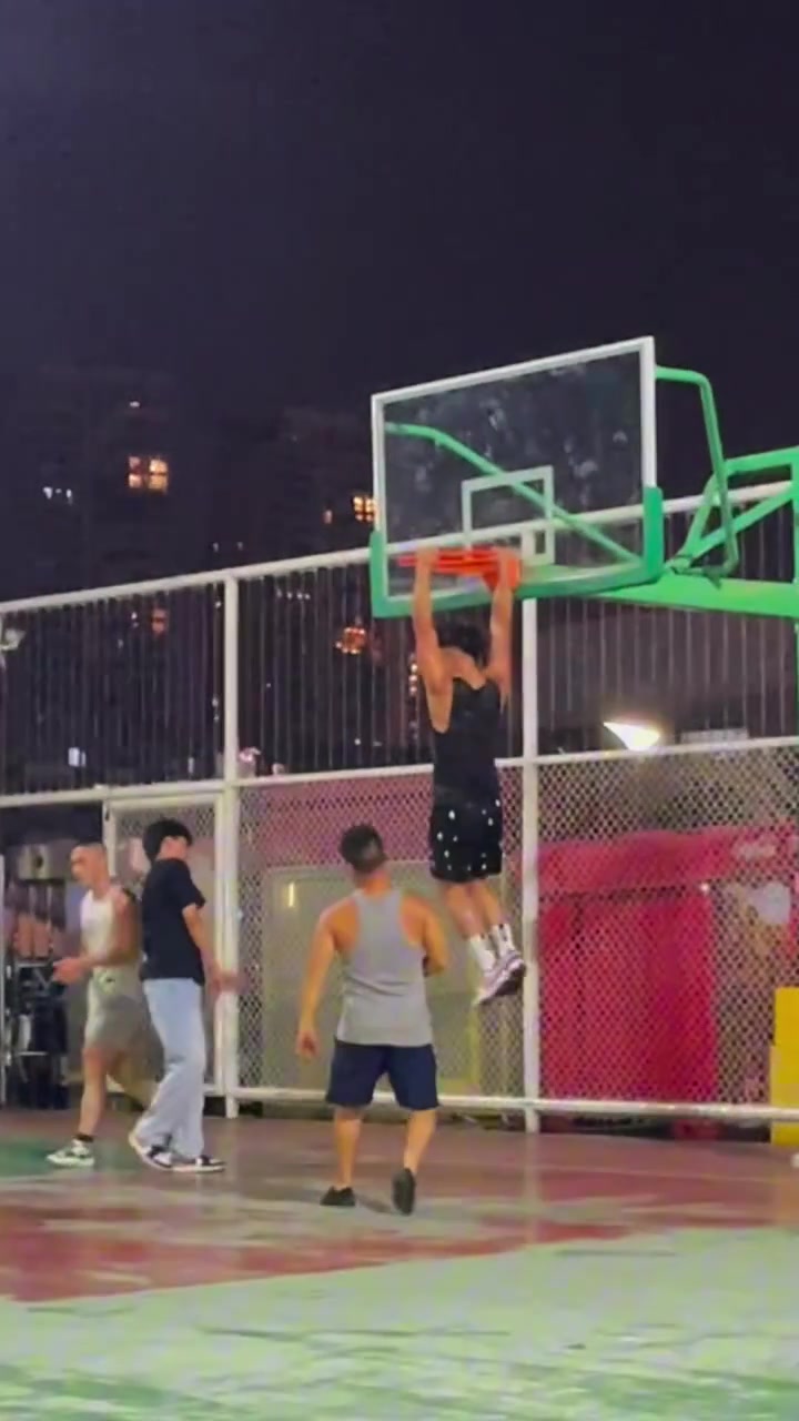 好家伙在野球场有人这样暴扣你一定会震惊吧