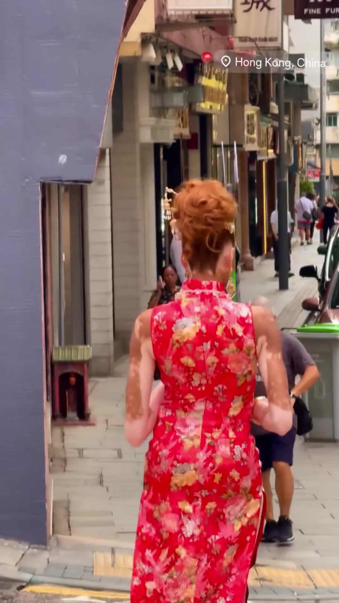 别样的美库兹马超模未婚妻来香港游玩这身旗袍装扮如何